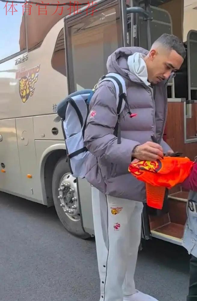 广东队出发浙江打客场！徐杰贴纱布跟队，杜润旺张皓嘉崔永熙缺席